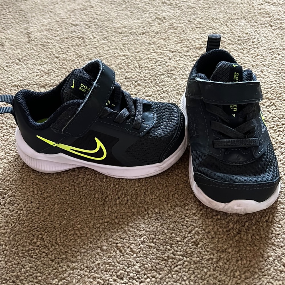 Nike Downshifter baby toddler sneakers size 5 charcoal boys In great condition